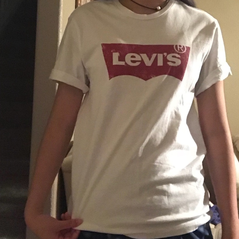 SOLD white and red levi’s classic logo t shirt